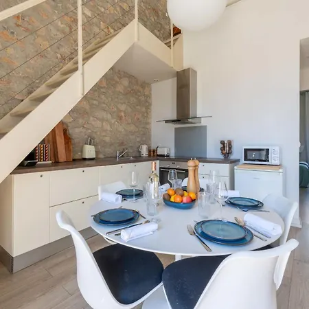 Atypical - 3br With Mezzanine Centre Lejlighed