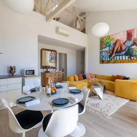 Atypical - 3br With Mezzanine Centre *