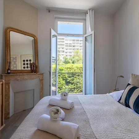 Atypical - 3br With Mezzanine Centre