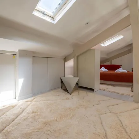 Atypical - 3br With Mezzanine Centre Lejlighed