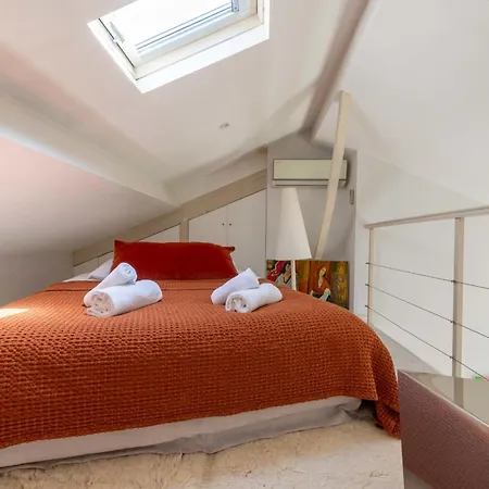 Atypical - 3br With Mezzanine Centre Lejlighed *